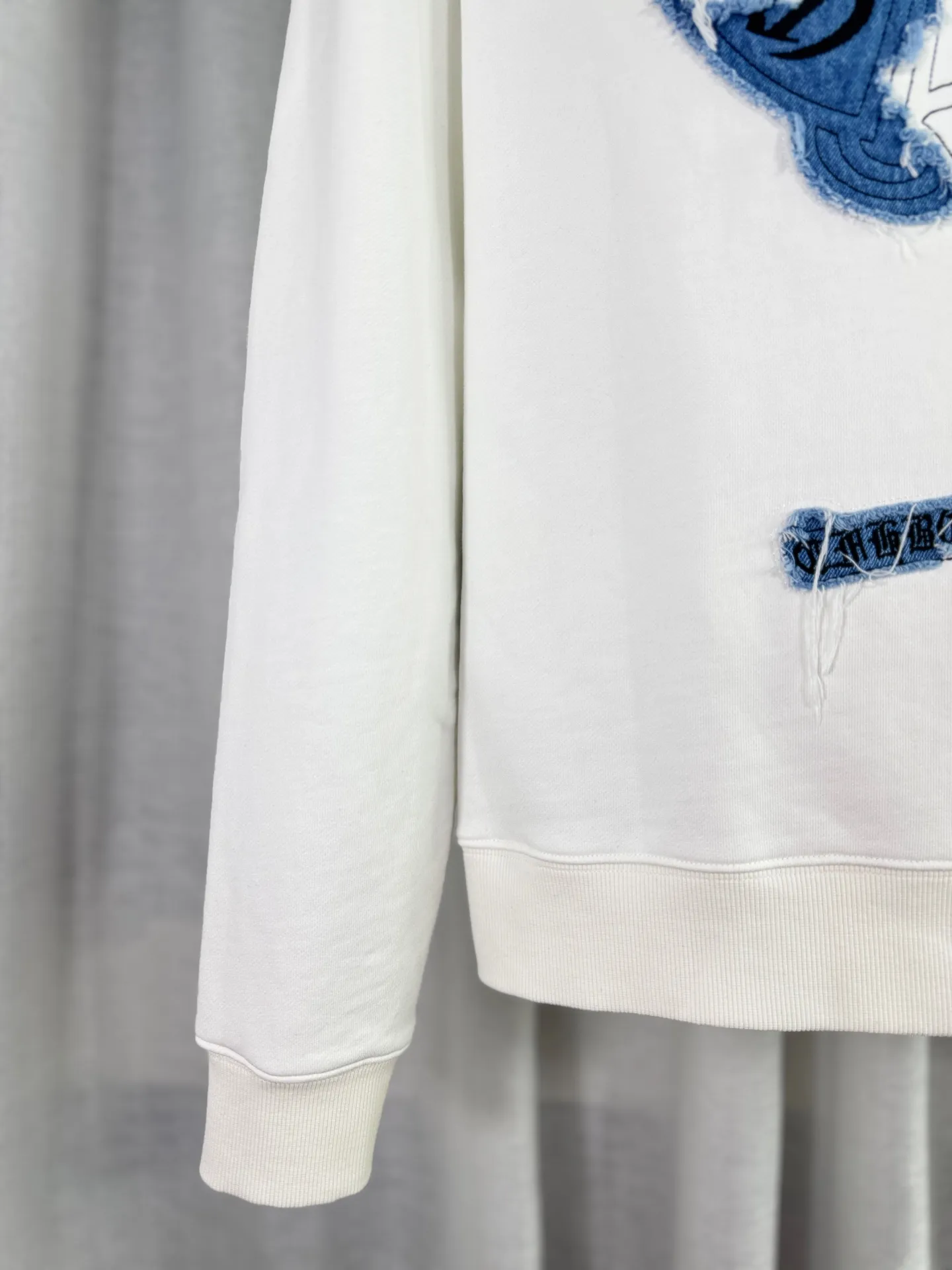 P260 top version, real shot without P, ​​different from market currency) 𝗖𝗵𝗿𝗼𝗺𝗲 𝗛𝗲𝗮𝗿𝘁𝘀/Cro Heart 2025 Patch Embroidery Autumn and Winter New Original Single Counter American Acid Washed Distressed Laser Burnt Patch Embroidery Couple Casual Sweater 👑The highest version! Customized fabric 440g tripe terry fabric! American acid-washed and distressed original fabric laser burnt ✟appliqué embroidery and exquisite embroidery of letters! The best-selling model in the counter, very comfortable to wear. Accessories: original molded and authenticated collar label➕100% silk wash label. Genuine purchase-grade original hangtag➕matching hanging rope➕3D hanging beads➕original packaging bag. Craftsmanship: The original version has consistent wiring! The highest version of the armhole matching technique! Color: White Black Size: S M L XL Style Number: 25-309